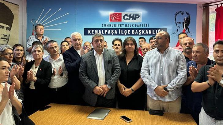 İzmir'de CHP ilçe başkanının park halindeki otomobiline silahlı saldırı; 2 gözaltı