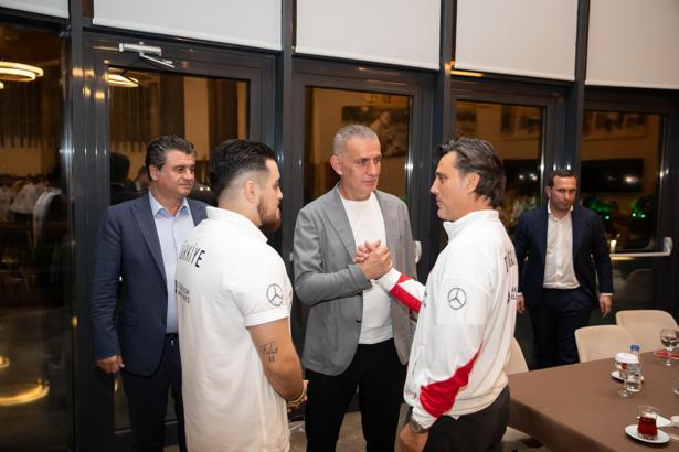 TFF Başkanı Hacıosmanoğlu, A Milli Futbol Takımı ile yemekte buluştu