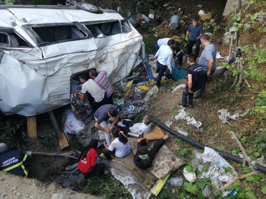 Tokat'ta fındık işçilerinin taşındığı minibüs dereye uçtu: 1 ölü, 25 yaralı/ Ek fotoğraflar