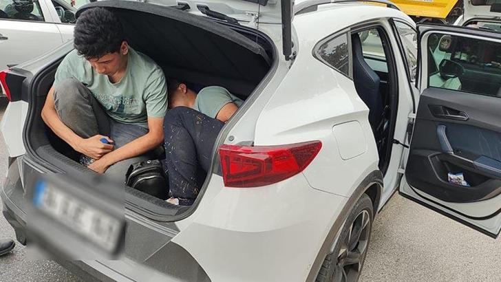 Otomobil bagajı ile minibüste 22 kaçak göçmen yakalandı,1 organizatör tutuklandı