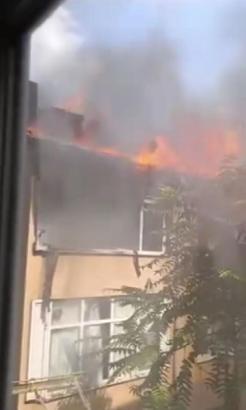 İstanbul- Gaziosmanpaşa'da çatı katında çıkan yangın bitişikteki binalara sıçradı