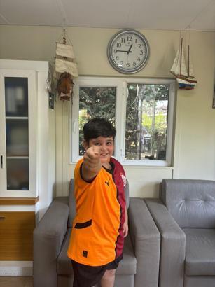 Galatasaraylı küçük taraftar Rüzgar'dan Kerem Aktürkoğlu'na mesaj: