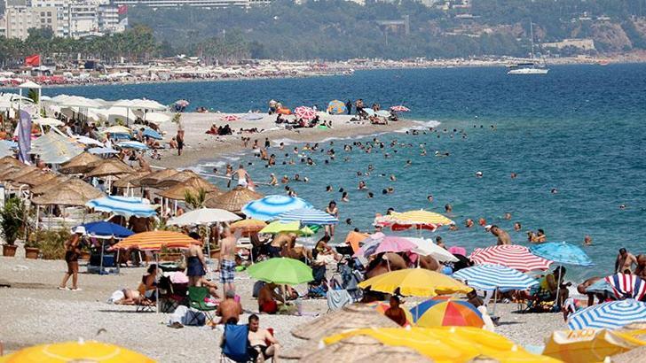 Antalya'da yeni eğitim dönemi öncesi sahiller doldu