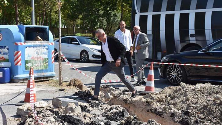 TFF Başkanı Hacıosmanoğlu Manisa FK'nın tesisine girmek için hendekten atladı