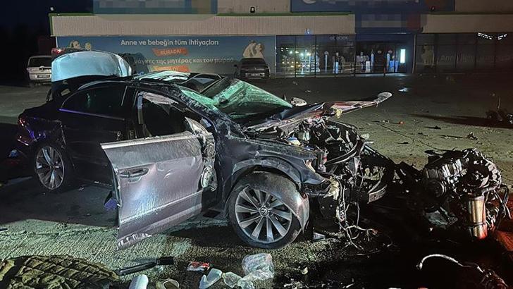 Bariyerlere çarpan otomobilin motoru koptu: 1’i ağır 2 yaralı