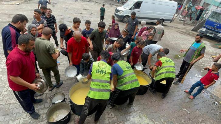 İHH, Gazze’de yüz binlerce kişiye insani yardım ulaştırdığını duyurdu