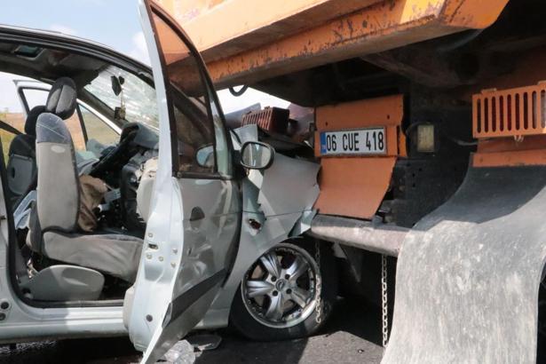 Ankara'da otomobil hafriyat kamyonuna çarptı: 2'si ağır, 5 yaralı