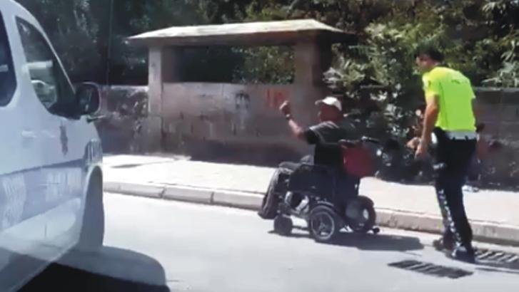 Akülü sandalyesi ile yağmur suyu ızgarasına takılı kalan engelli vatandaşın imdadına polis yetişti