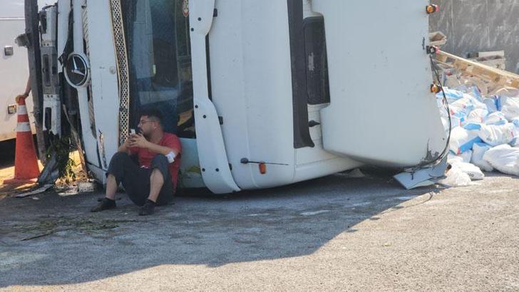 Devrilen TIR'ın başında yükün kaldırılması için yardım bekledi