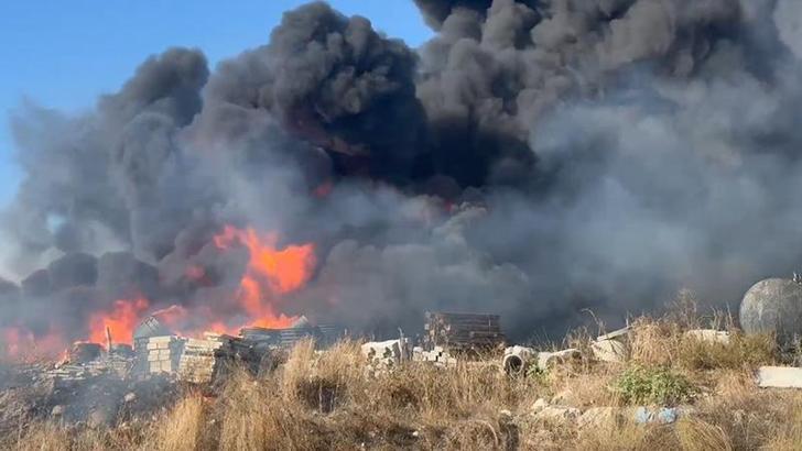 Arnavutköy'de belediyeye ait depoda çıkan yangın söndürüldü