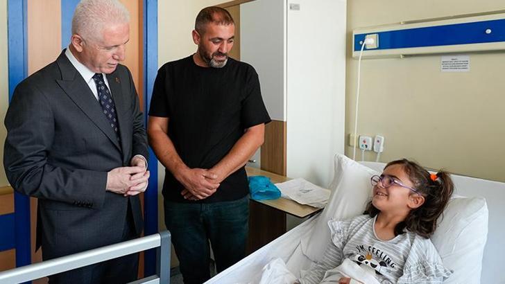 Vali Gül, pankartla Cumhurbaşkanı Erdoğan'a sesini duyuran 9 yaşındaki Ada'yı hastanede ziyaret etti