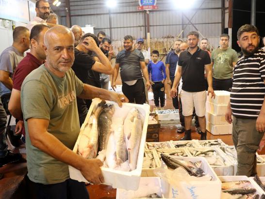 Akdeniz'de yasak kalktı, halde kilosu 30 TL'ye balık satılıyor