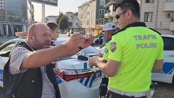 Kasksız yakalanan motosikletli: Bana ceza yazmayın, alo desem 10 kask gelir