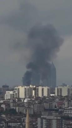 İstanbul - Ümraniye'de park halindeki minibüs alev alev yandı