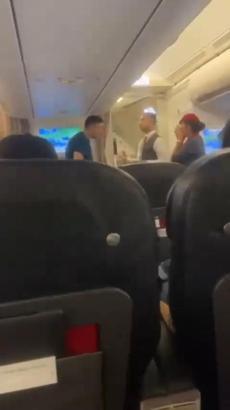 İstanbul- İlk önce kabin ekibine sonra polisle hakaret etti, uçaktan indirildi