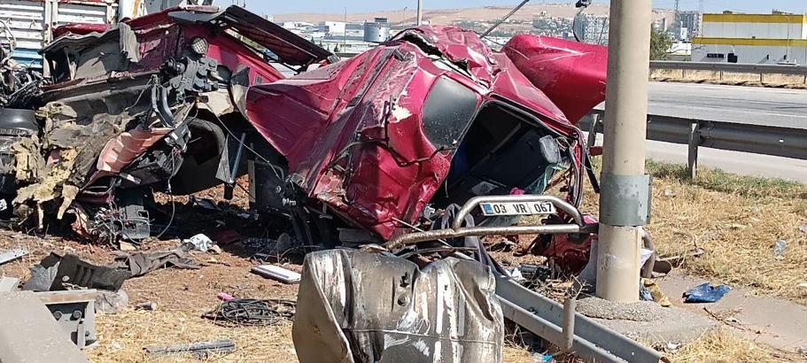 Kireç yüklü TIR'a çarpan TIR'ın şoförü yaralandı