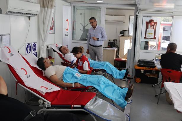 Hazro'da kaymakam ve belediye başkanından kan bağışı