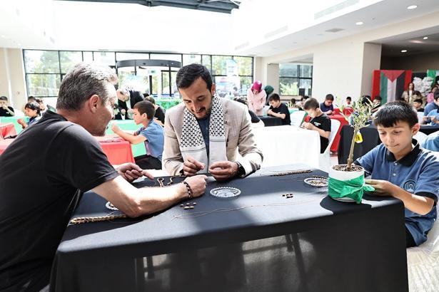 Bağcılar’da öğrenciler Filistin için zeytin çekirdeklerinden tesbih yaptı