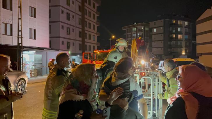 İstanbul-Sultanbeyli'de yangında mahsur kalanlar itfaiye ekipleri tarafından tahliye edildi