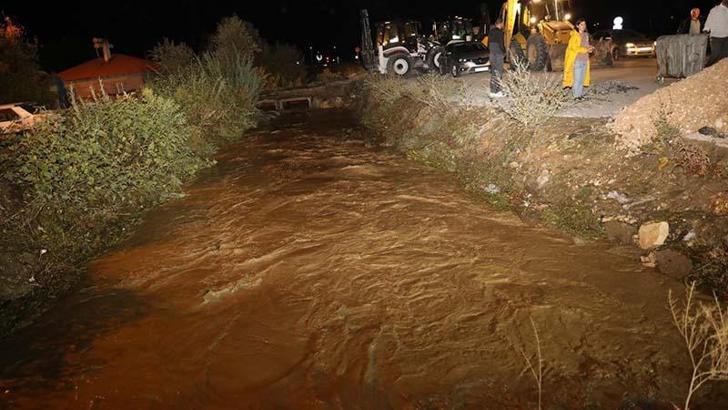 Van'da sağanak sele neden oldu
