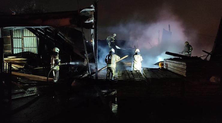 İstanbul-  Arnavutköy'de ahşap atölyesinde yangın: 1 ölü