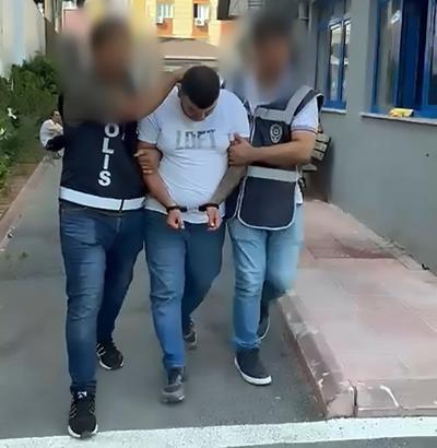 Ölümle tehdit ettiği eşini, av tüfeğiyle polis merkezinin yakınında beklerken yakalandı