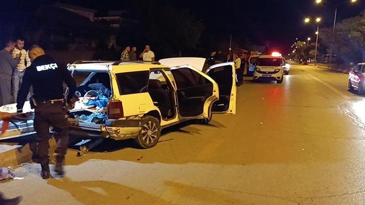 Kırıkkale'de otomobil, refüj ve kaldırıma çarptı: 2 yaralı