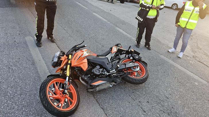Motosiklet yayaya çarptı; 1’i ağır 2 yaralı