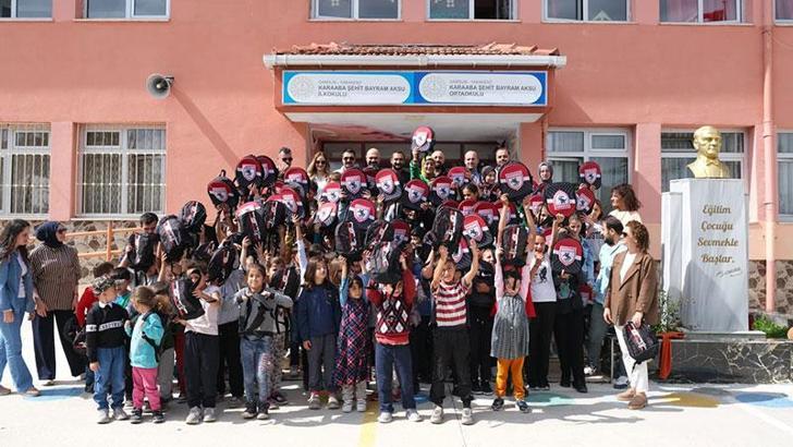 1965 Samsunspor Derneği, ilkokul öğrencilerine çanta hediye etti