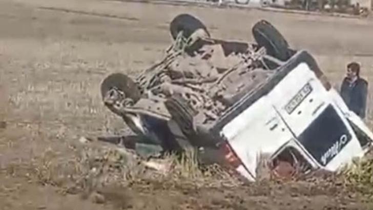 Ehliyetsiz sürücünün kullandığı minibüs takla attı: 4'ü çocuk, 5 yaralı