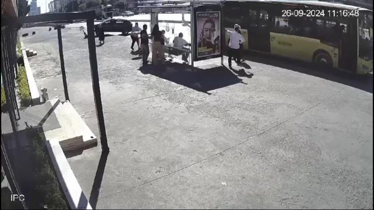 İstanbul- Esenyurt'ta lastiği patlayan otomobil otobüs durağına daldı: O anlar kamerada