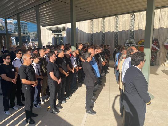 İstanbul-Bursa'da düşen uçakta ölen pilot eğitmeni ve oyuncu Ünal Aster son yolculuğuna uğurlandı