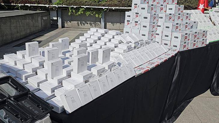 Zeytinburnu'nda 150 milyonluk kaçak telefon aksesuarı emniyette sergilendi