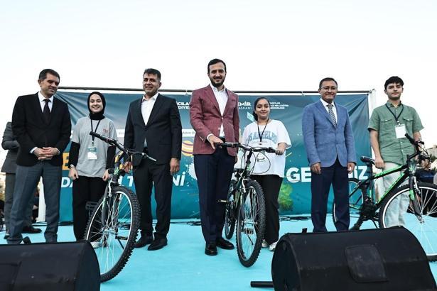 Bağcılar'da düzenlenen yarışmalarda başarılı olan 320 öğrenciye bisiklet verildi