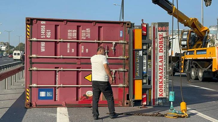 Avcılar D-100 Karayolunda TIR devrildi; yan yol trafiğe kapatıldı