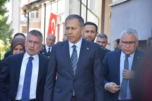 Bakan Yerlikaya, şehit polis Şeyda Yılmaz'ın ailesini ziyaret etti