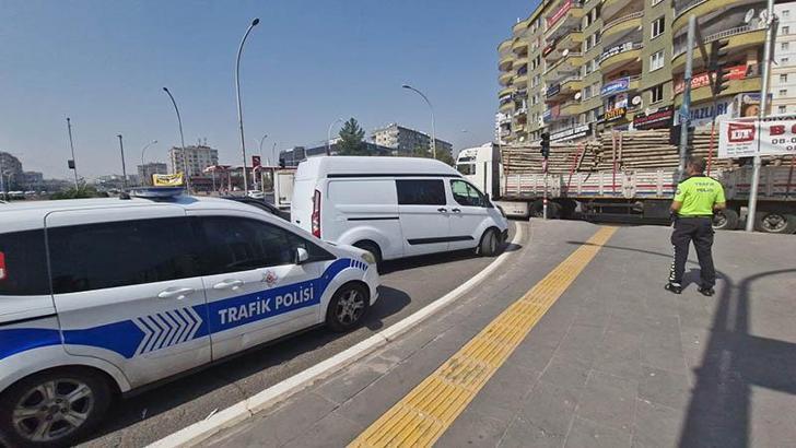 Tomruk yüklü TIR’ın altında kalan yaya öldü