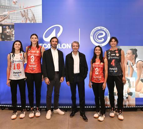 Eczacıbaşı Kadın Voleybol Takımı’na teknik ve forma sponsor desteği