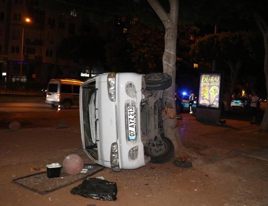 Taksi ile minibüs çarpıştı; 1'i ağır, 3 yaralı