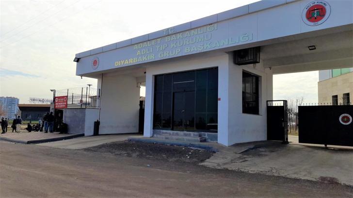 Diyarbakır'da 'dur' ihtarına ateş açarak karşılık veren şüpheli, çatışmada öldü