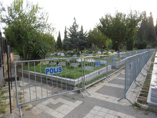 İstanbul-Polisten Cem Garipoğlu'nun mezarının etrafında bariyerli önlem