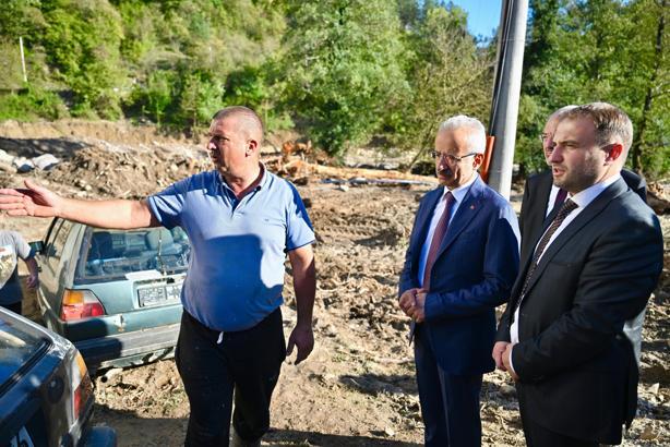 Bakan Uraloğlu: Felakette evleri yıkılan vatandaşların geçici barınmaları için gerekli çalışmaları yapıyoruz