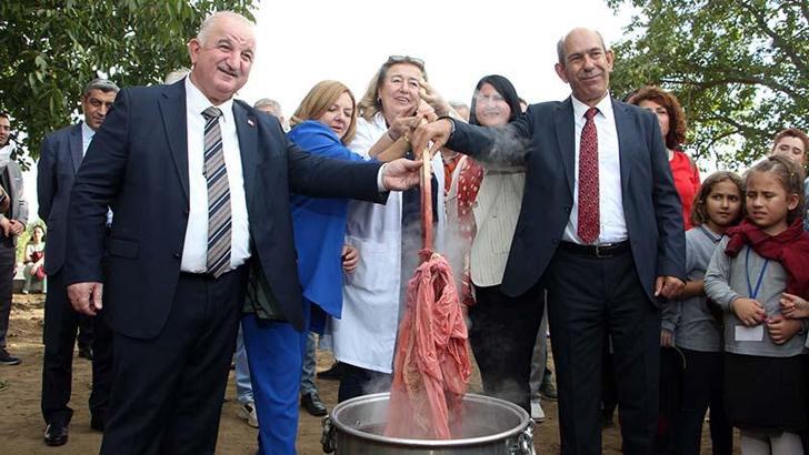 Edirne kırmızısına rengini veren bitki hasat edildi, kumaşlar boyandı