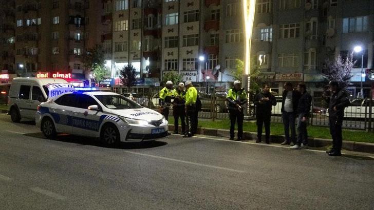 Refüjdeki demirlerden atlayıp, yolun karşısına geçmek isterken canından oldu