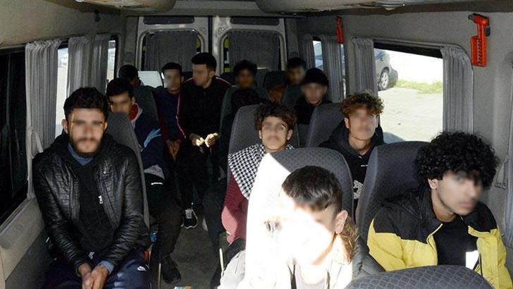 Okul taşıtı görüntüsü verilen minibüste 15 kaçak göçmen yakalandı