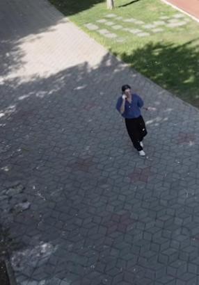 Hatasını fark edip yere attığı izmarit aldı, kameraya özür işareti yaptı