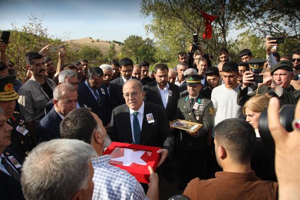 Pençe-Kilit şehidi Elazığ'da toprağa verildi (2)