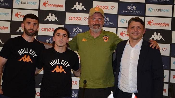 Abdülkadir Ömür: İngiltere'de insanların bizim futbol anlayışımıza saygı gösterdiğini düşünüyorum