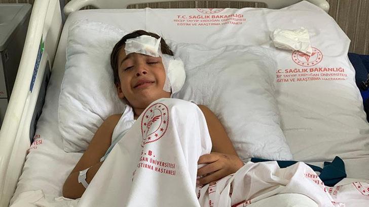 Rize'de okulun demir kapısı üzerine düşen çocuk yaralandı