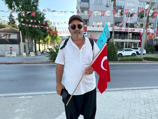 Belediyedeki işinden haksız yere çıkarıldığı iddia etti; Ankara'ya yürümeye başladı